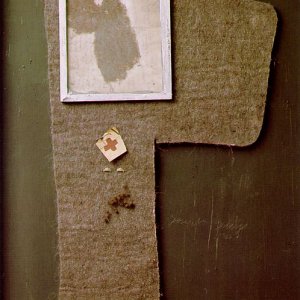 Halbiertes Filzkreuz mit Staubbild 'Magda'